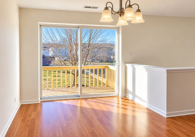 Listing Photo 4 - Condo for sale in building located at 1140 Greenwood Cir, Woodstock, IL 60098 - Unit #1140