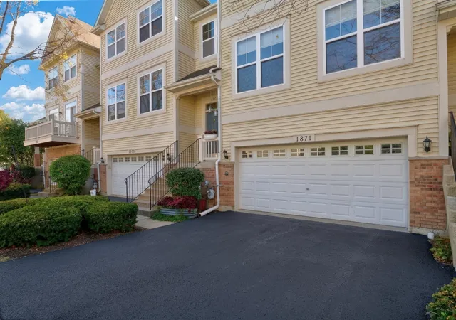 Photo 2 of Townhouse for sale at 1871 Watercolor Pl, Grayslake, IL 60030 | MLS# 12785348 | Listing updated on 2026-10-21