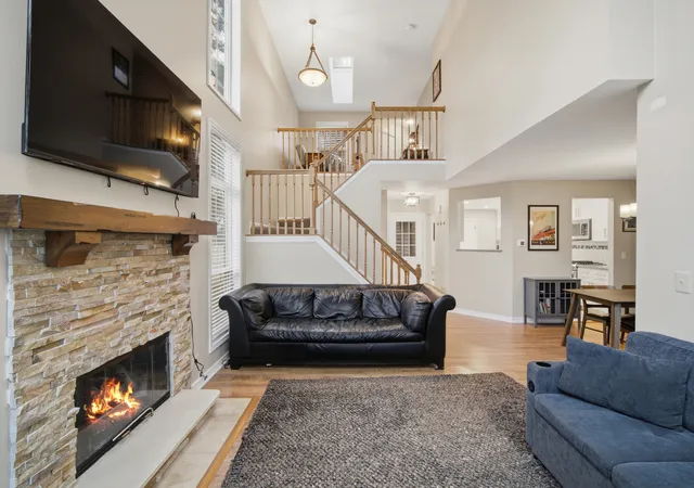 Photo 4 of Townhouse for sale at 290 Oak Blf Ct, Wauconda, IL 60084 | MLS# 12785350 | Listing updated on 2026-10-22