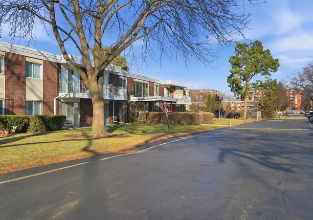 Listing Photo 2 - Condo for sale in building located at 100 Deborah Ln, Wheeling, IL 60090 - Unit #28B