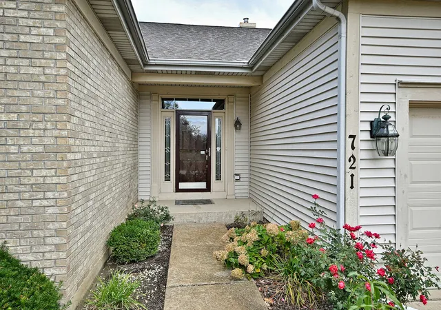 Photo 3 of Single family home for sale at 721 Clover Ridge Ln, Itasca, IL 60143 | MLS# 12785383 | Listing updated on 2026-10-23