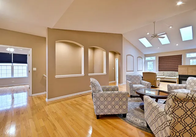 Photo 4 of Single family home for sale at 721 Clover Ridge Ln, Itasca, IL 60143 | MLS# 12785383 | Listing updated on 2026-10-23