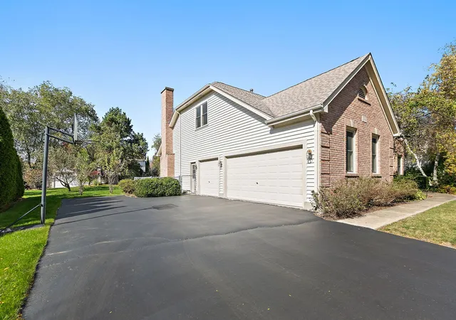 Photo 2 of Single family home for sale at 1646 Flagstone Dr, Crystal Lake, IL 60014 | MLS# 12785391 | Listing updated on 2026-10-21