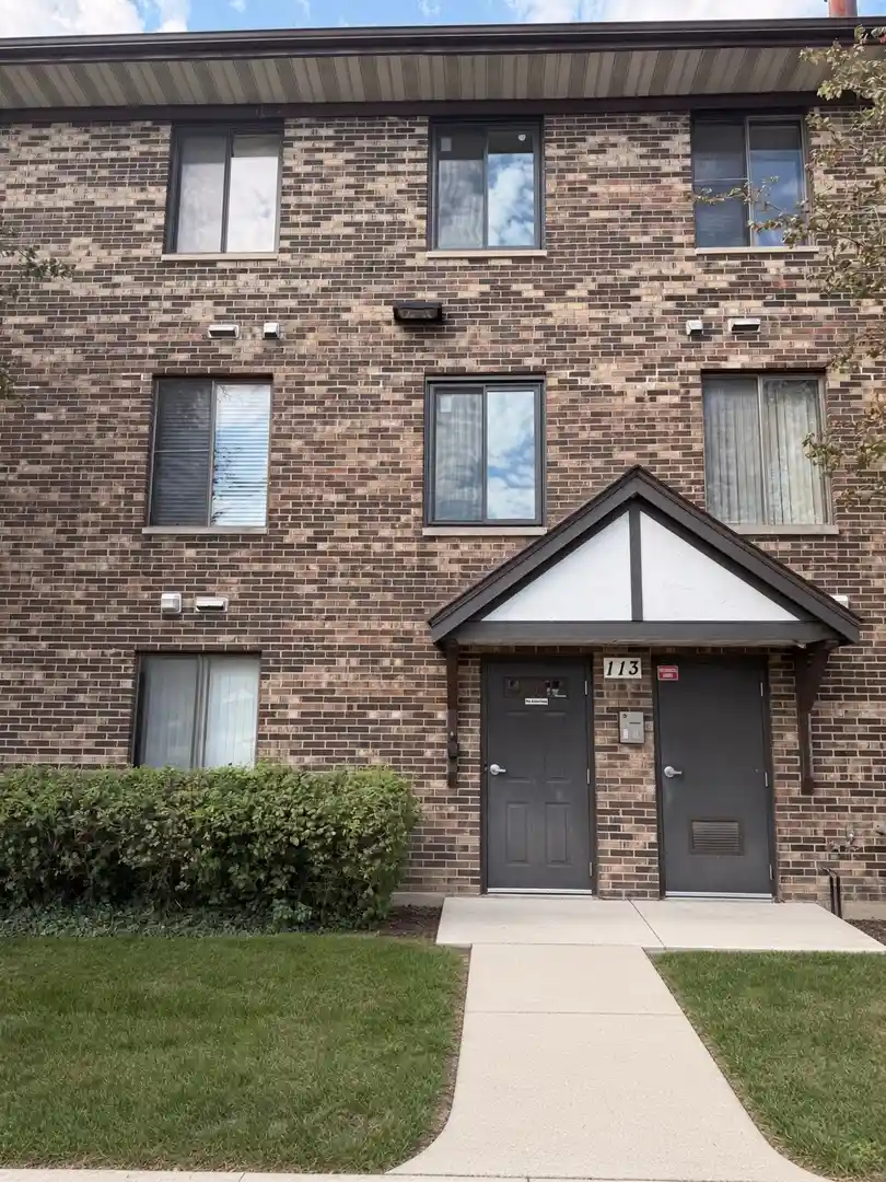 Listing Photo 1 - Condo for sale in 113 Gregory St located at 113 Gregory St, Aurora, IL 60504 - Unit #27