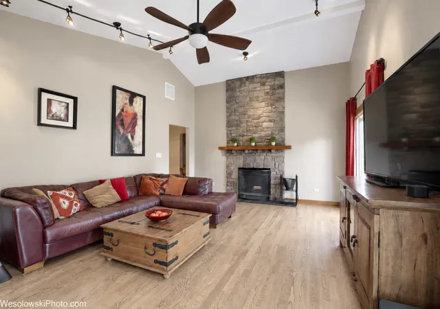 Photo 3 of Single family home for sale at 290 Hawthorn Ln, Hoffman Estates, IL 60169 | MLS# 12785484 | Listing updated on 2026-10-20