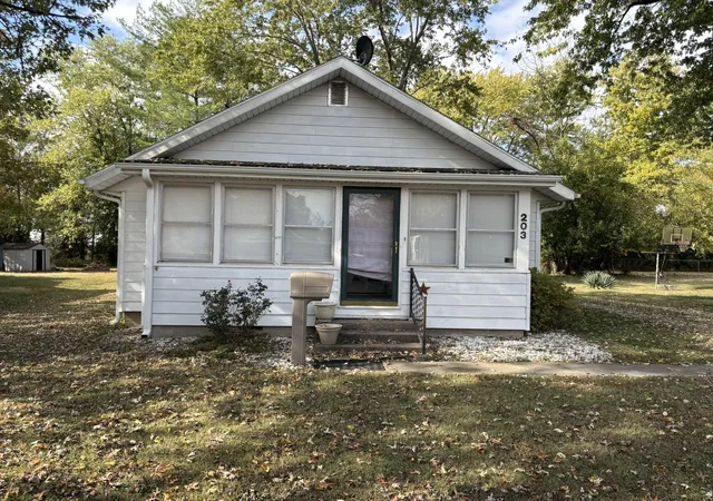 Photo 1 of Sale Pending at 203 S Vincent St, Salem, IL 62881 | MLS# 12785534 | Listing updated on 2026-10-29