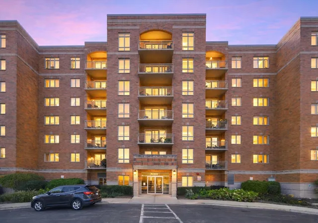Listing Photo 2 - Condo for sale in building located at 6807 N Milwaukee Ave, Niles, IL 60714 - Unit #405