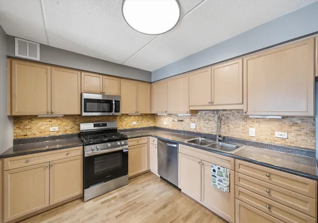 Listing Photo 5 - Condo for sale in building located at 6807 N Milwaukee Ave, Niles, IL 60714 - Unit #405