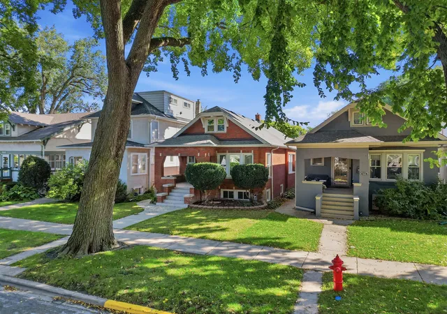 Photo 3 of Single family home for sale at 920 Wisconsin Ave, Oak Park, IL 60304 | MLS# 12785550 | Listing updated on 2026-10-22
