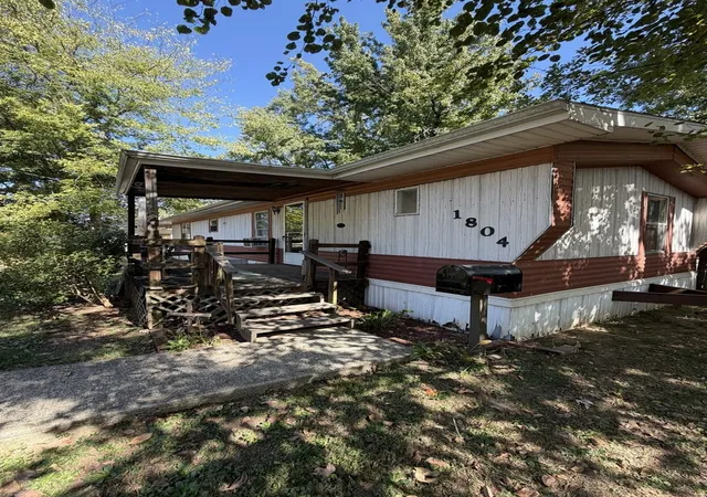 Photo 3 of Manufactured home for sale at 1804 Gibbons St, Metropolis, IL 62960 | MLS# 12785561 | Listing updated on 2026-10-23