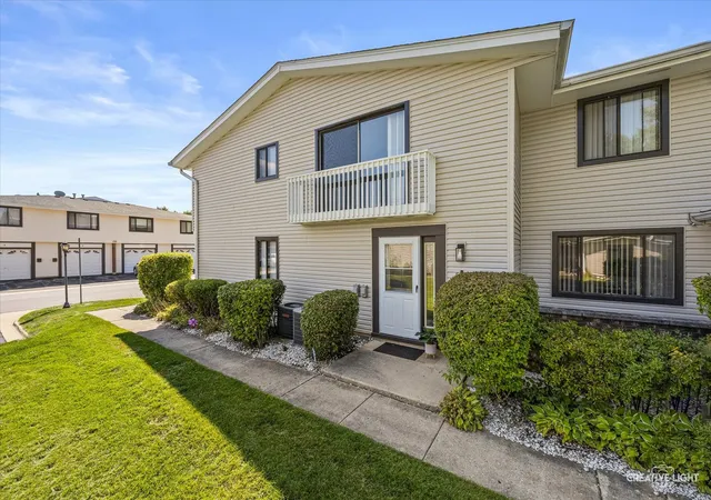 Listing Photo 1 - Condo for sale in building located at 131 Fairlane Ct, Bloomingdale, IL 60108 - Unit #D