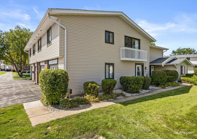 Listing Photo 2 - Condo for sale in building located at 131 Fairlane Ct, Bloomingdale, IL 60108 - Unit #D