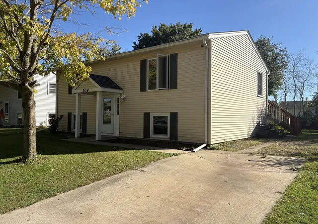 Photo 3 of Single family home for sale at 309 Southview Dr, Rochelle, IL 61068 | MLS# 12785609 | Listing updated on 2026-10-20