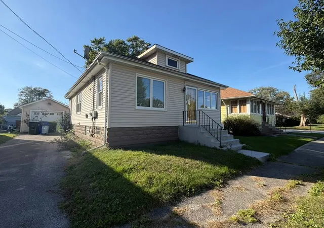 Photo 2 of Single family home for sale at 320 Blackstone St, Thornton, IL 60476 | MLS# 12785614 | Listing updated on 2026-10-22