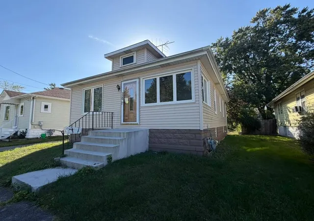 Photo 3 of Single family home for sale at 320 Blackstone St, Thornton, IL 60476 | MLS# 12785614 | Listing updated on 2026-10-22