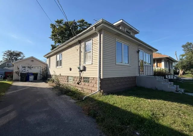 Photo 3 of Single family home for sale at 320 Blackstone St, Thornton, IL 60476 | MLS# 12785614 | Listing updated on 2026-10-22