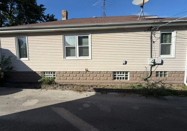 Photo 4 of Single family home for sale at 320 Blackstone St, Thornton, IL 60476 | MLS# 12785614 | Listing updated on 2026-10-22