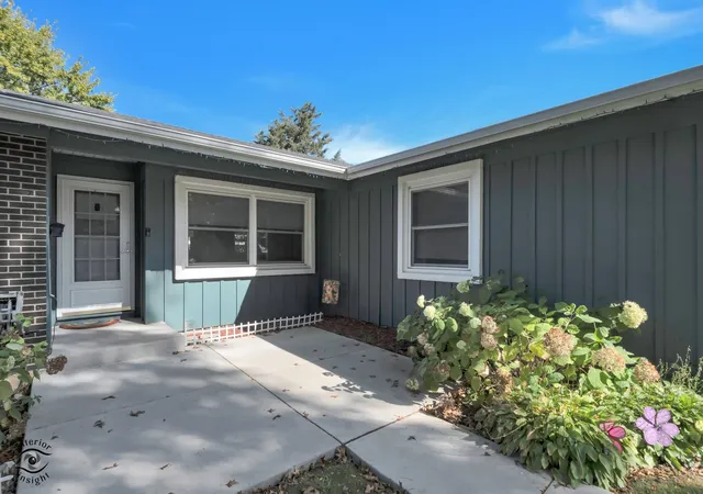 Photo 2 of Single family home for sale at 1317 Cumberland Cir, Elk Grove Village, IL 60007 | MLS# 12785616 | Listing updated on 2026-10-21
