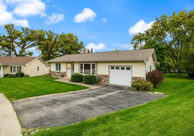 Photo 2 of Single family home for sale at 911 Melrose Ct, Mc Henry, IL 60050 | MLS# 12785645 | Listing updated on 2026-10-23