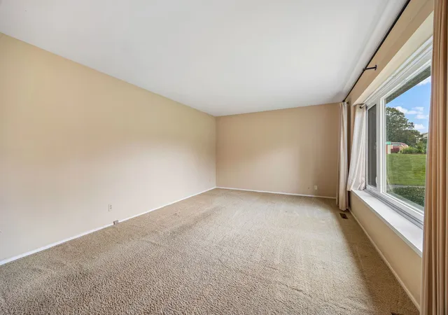 Photo 3 of Single family home for sale at 911 Melrose Ct, Mc Henry, IL 60050 | MLS# 12785645 | Listing updated on 2026-10-23