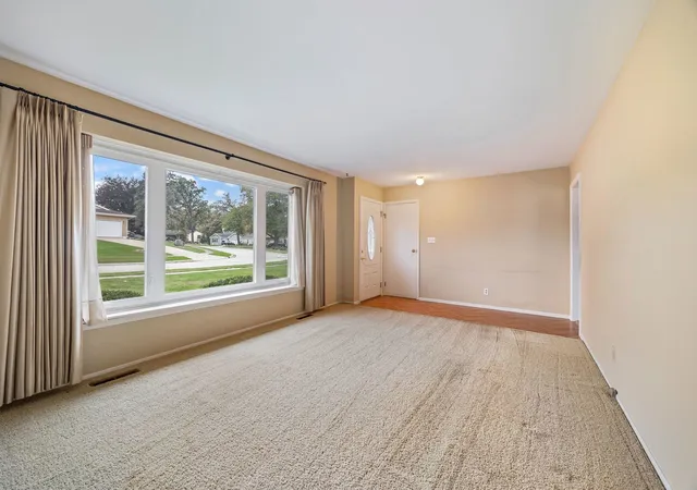 Photo 3 of Single family home for sale at 911 Melrose Ct, Mc Henry, IL 60050 | MLS# 12785645 | Listing updated on 2026-10-23