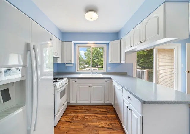 Photo 4 of Single family home for sale at 911 Melrose Ct, Mc Henry, IL 60050 | MLS# 12785645 | Listing updated on 2026-10-23