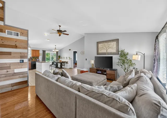 Photo 3 of Single family home for sale at 909 N Oak Crk Dr, Genoa, IL 60135 | MLS# 12785658 | Listing updated on 2026-10-15