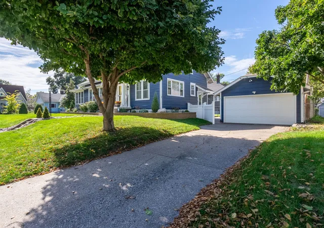 Photo 2 of Single family home for sale at 2604 Davenport Ave, Davenport, IA 52803 | MLS# 12785710 | Listing updated on 2026-10-20