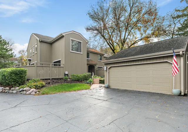 Photo 1 of Townhouse for sale at 758 Oak Hl Rd, Lake Barrington, IL 60010 | MLS# 12785727 | Listing updated on 2026-10-27