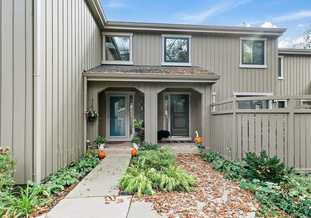 Photo 1 of Townhouse for sale at 758 Oak Hl Rd, Lake Barrington, IL 60010 | MLS# 12785727 | Listing updated on 2026-10-27