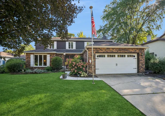Photo 2 of Single family home for sale at 162 Amherst Dr, Bartlett, IL 60103 | MLS# 12785741 | Listing updated on 2026-10-22