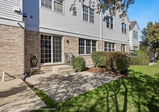 Photo 2 of Townhouse for sale at 303 Bay Dr, Itasca, IL 60143 | MLS# 12785785 | Listing updated on 2026-10-22