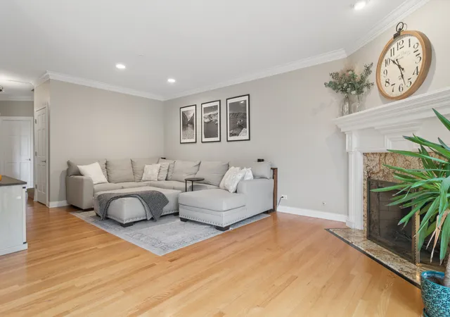 Photo 4 of Townhouse for sale at 90 Waters Edge Ct, Glen Ellyn, IL 60137 | MLS# 12785789 | Listing updated on 2026-10-20