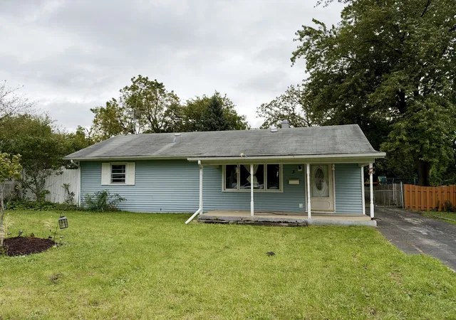 Single family home for sale at 3 Golfview Ln, Carpentersville, IL 60110 | MLS# 12785794