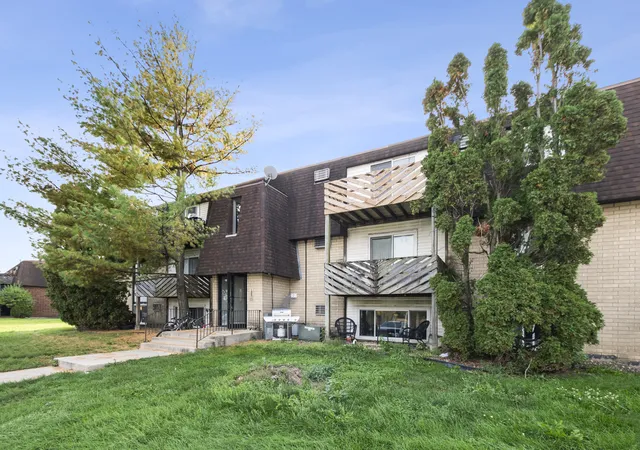 Listing Photo 1 - Condo for sale in building located at 20206 S Frankfort Sq Rd, Frankfort, IL 60423 - Unit #K