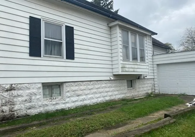 Photo 2 of Single family home for sale at 603 S Clinton St, Bloomington, IL 61701 | MLS# 12785820 | Listing updated on 2026-10-23