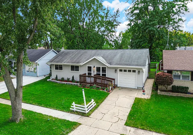 Photo 2 of Single family home for sale at 741 Surrey Dr, Streamwood, IL 60107 | MLS# 12785909 | Listing updated on 2026-10-21