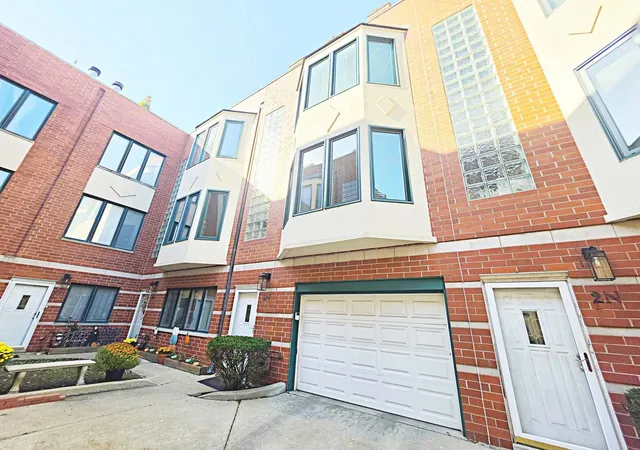 Photo 2 of Townhouse for sale at 4240 N Kenmore Ave #3N, Chicago, IL 60613 | MLS# 12785955 | Listing updated on 2026-10-22