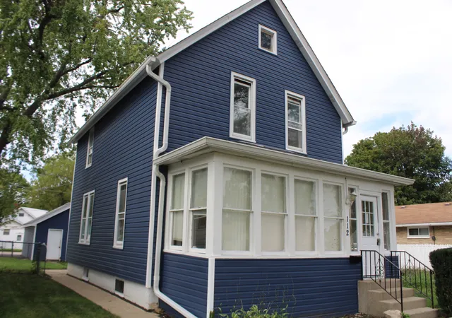 Photo 3 of Single family home for sale at 112 Washington Park, Waukegan, IL 60085 | MLS# 12785962 | Listing updated on 2026-10-21