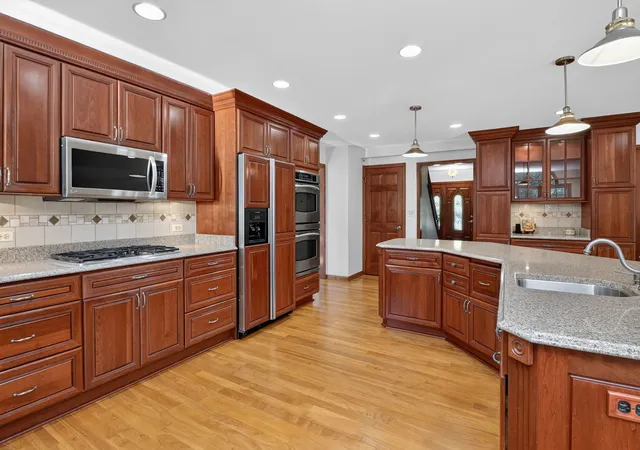 Photo 3 of Single family home for sale at 8604 Creekside Ln, Darien, IL 60561 | MLS# 12785994 | Listing updated on 2026-10-22