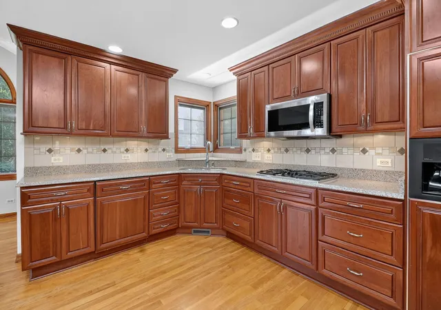 Photo 4 of Single family home for sale at 8604 Creekside Ln, Darien, IL 60561 | MLS# 12785994 | Listing updated on 2026-10-22