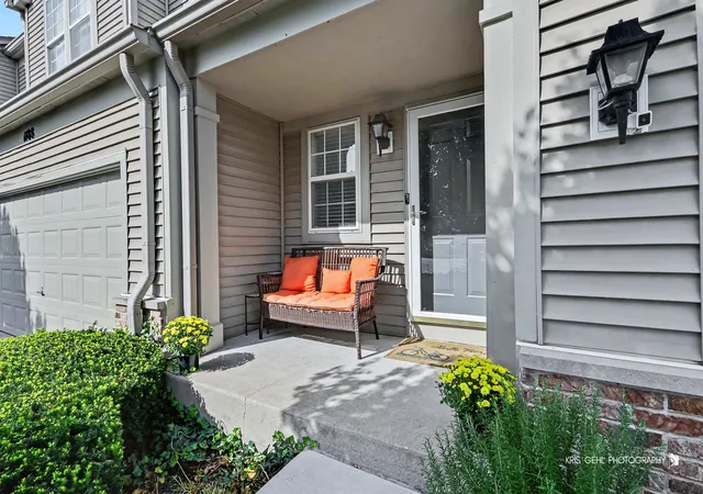 Photo 2 of Townhouse for sale at 1192 Pensacola Ct, Aurora, IL 60502 | MLS# 12786000 | Listing updated on 2026-10-22