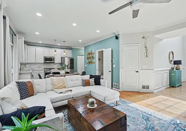 Photo 4 of Townhouse for sale at 1192 Pensacola Ct, Aurora, IL 60502 | MLS# 12786000 | Listing updated on 2026-10-22