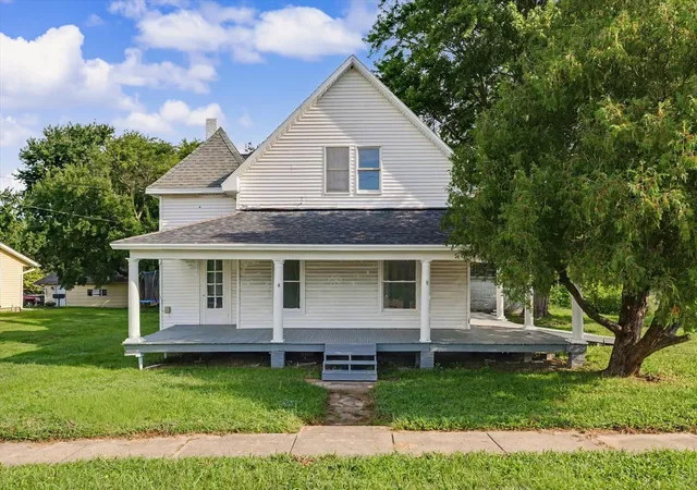 Photo 2 of Single family home for sale at 205 E Holloway St, Bismarck, IL 61814 | MLS# 12786008 | Listing updated on 2026-10-21