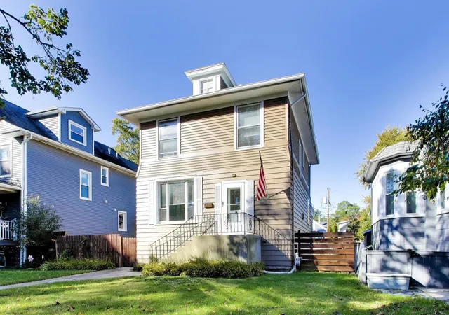 Photo 2 of Single family home for sale at 813 N Cuyler Ave, Oak Park, IL 60302 | MLS# 12786051 | Listing updated on 2026-10-23