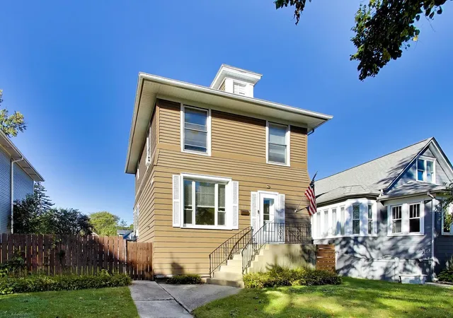 Photo 3 of Single family home for sale at 813 N Cuyler Ave, Oak Park, IL 60302 | MLS# 12786051 | Listing updated on 2026-10-23