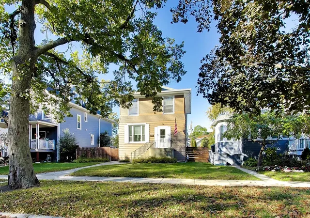 Photo 3 of Single family home for sale at 813 N Cuyler Ave, Oak Park, IL 60302 | MLS# 12786051 | Listing updated on 2026-10-23