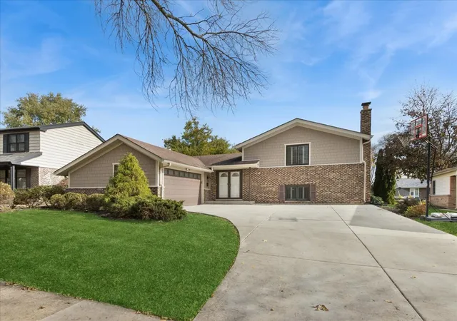 Single family home for sale at 2607 N Stratford Rd, Arlington Heights, IL 60004 | MLS# 12786054