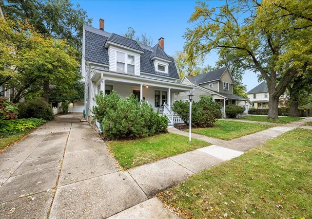 Photo 2 of Single family home for sale at 621 Hardin Ave, Aurora, IL 60506 | MLS# 12786088 | Listing updated on 2026-10-22