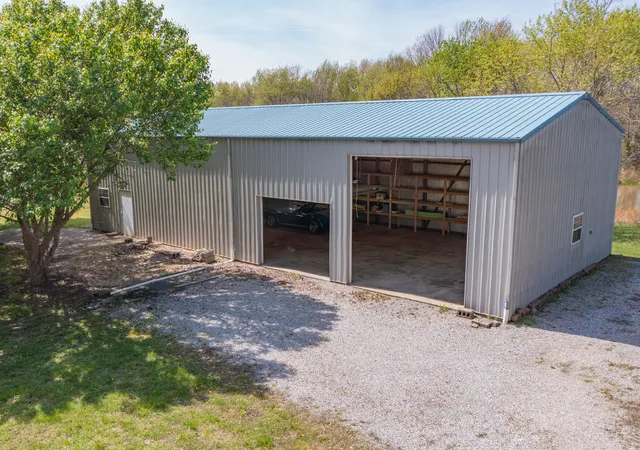 Photo 4 of Single family home for sale at 18749 N Tolle Ln, Mt Vernon, IL 62864 | MLS# 12786089 | Listing updated on 2026-10-21